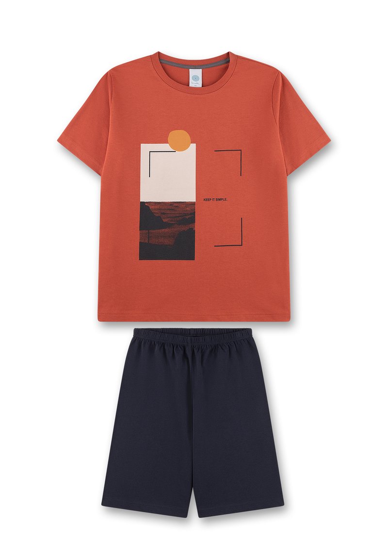 Oranges Baumwoll-T-Shirt mit geometrischem Druck und marineblauen Shorts. Das T-Shirt hat einen runden Ausschnitt und kurze Ärmel; die Shorts verfügen über einen elastischen Bund.