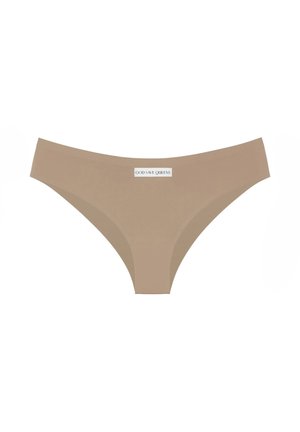 Beżowa, hipsterska bielizna o gładkiej strukturze. Posiada białą metkę z napisem "GOD SAVE QUEENS" wydrukowanym na czarno. Minimalistyczny design.