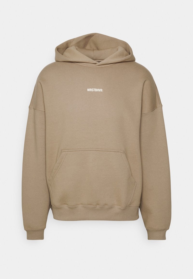 Sweat à capuche beige avec une poche frontale, des poignets côtelés, et un logo "WRSTBHVR" en blanc. Tissu doux et coupe décontractée.