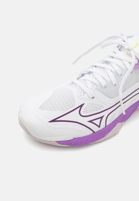 Mizuno WAVE MIRAGE 5 - Boty na házenou - white/patrician purple/quince