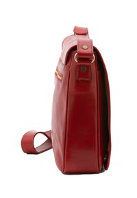 Borsa in pelle rossa con forma rettangolare piatta, una tracolla corta, una tasca con zip e una superficie liscia. Presenta dettagli metallici.