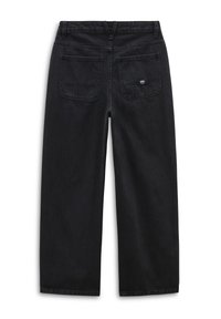Pantalon large en denim noir à taille haute, avec deux poches arrière et une petite étiquette de marque cousue sur la poche droite.