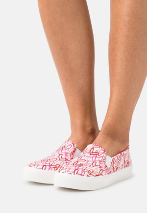 Slip-on kanvas sko i hvid, med et mønster af pink og røde hjerter. Gummisål med tekstureret greb, elastiske sidestykker for nem påtagning.