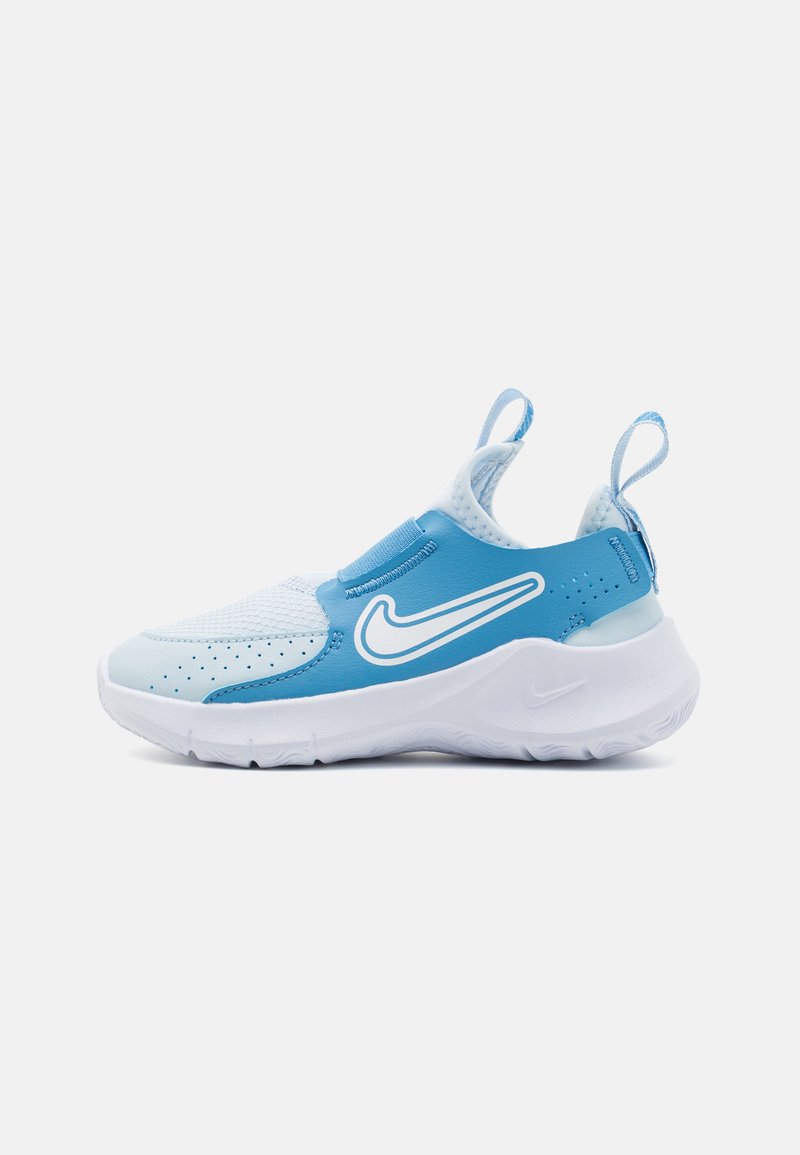 Baskets bleues et blanches avec un design slip-on, tige en mesh, bout arrondi et col rembourré. Présente le logo Nike et deux languettes pour un enfilage facile.