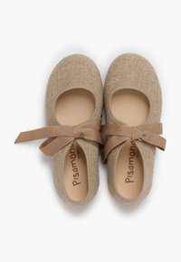 Ballerines en tissu beige avec un bout rond, des ouvertures élastiquées et des liens en ruban marron. Doublure intérieure douce et semelles plates.