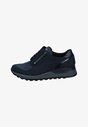 Marine sneaker met een mix van suede en lakleer. Voorzien van een ronde neus, vetersluiting aan de voorkant en een rits aan de zijkant. Bevat textuuraccenten.