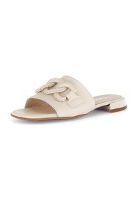 Beige leren slide sandalen met een brede opening voor de tenen, een gevlochten accent over de bovenkant en een lage blokhak. Glenne textuur en platte zool.