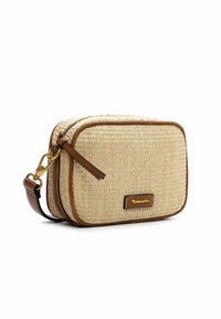 Bolso cruzado de paja tejido con acentos de cuero sintético marrón, forma rectangular, herrajes dorados y correa adjustable. Cierre con cremallera.