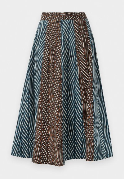 Brun och blå midikjol med ett zigzag-mönster, plisserad design och en åtsittande midja. Tillverkad av lättviktigt tyg.