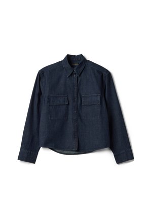 Donkerblauw denim overhemd met lange mouwen, knoopsluiting aan de voorkant, klassieke kraag en twee klepzakken op de borst, plat gelegd op een witte achtergrond.