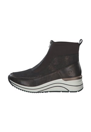 Bottines en cuir marron avec une fermeture éclair sur le côté, présentant une finition texturée, une semelle superposée blanc et gris, et un onglet de talon en boucle.