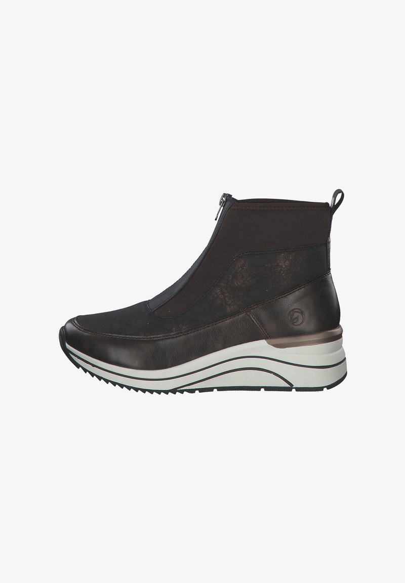Hnědé kožené kotníkové boty s bočním zipem, se strukturovaným povrchem, bílou a šedou vrstvenou podrážkou a smyčkou na patě.