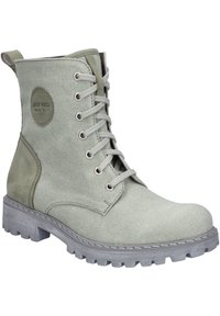 Zelené plátěné kotníkové boty s semišovým panelem, šedými tkaničkami, gumovou podrážkou a kulatou špičkou. Na vnější straně se nachází logo nášivka.