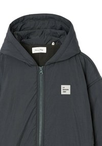 Tumehall kapuutsiga sulejope, millel ees tõmblukk, tekstureeritud kangas ja vasakul rinnal logomärk.