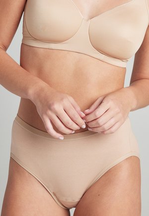 Beiges BH- und hoch tailliertes Slip-Set aus glattem Stoff. Der BH verfügt über dünne Träger und nahtlose Cups; der Slip hat einen weichen Bund.