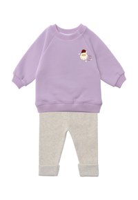 Lavendelfarbenes Sweatshirt mit gerippten Bündchen und einem Cartoon-Weihnachtsmann-Design, kombiniert mit hellgrauen, elastischen Hosen mit umgeschlagenen Bündchen und weicher Textur.
