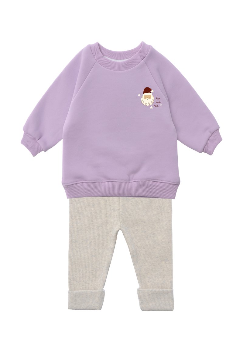 Lavendelfarbenes Sweatshirt mit gerippten Bündchen und einem Cartoon-Weihnachtsmann-Design, kombiniert mit hellgrauen, elastischen Hosen mit umgeschlagenen Bündchen und weicher Textur.