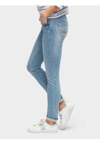 Jeans ajustados de color azul claro, hechos de mezclilla, con un ligero desgastado, diseño de cinco bolsillos y una costura decorativa en el bolsillo trasero.