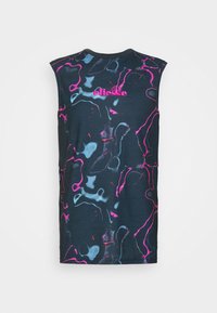 Débardeur bleu marine sans manches avec des tourbillons abstraits roses et bleu clair et le logo "ellesse" en rose sur la poitrine.