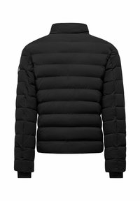 Giubbotto invernale nero con colletto alto, dettagli con cuciture orizzontali, maniche lunghe e polsini elasticizzati. Tessuto morbido, senza accessori visibili.