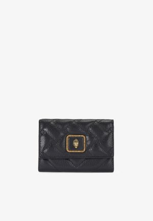 Zwarte gewatteerde lederen portemonnee met een gouden vierkante sluiting met een gedetailleerd handembleem in het midden.