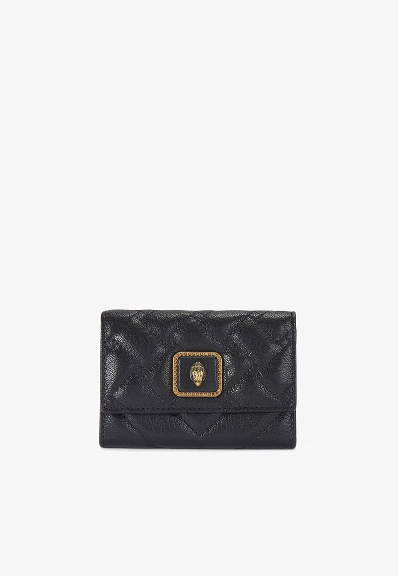 Portefeuille en cuir noir matelassé avec un fermoir carré doré ornée d'un emblème de main détaillé au centre.