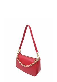 Czerwona skórzana torebka na ramię z zamknięciem na zamek błyskawiczny, krótkim paskiem na ramię i złotym akcentem w postaci łańcuszka. Gładka tekstura, prostokątny kształt.
