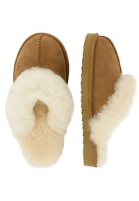 Bruine suède pantoffels met een fluffy crèmekleurige voering en zool, met een eenvoudige vorm en zonder duidelijke patronen of hardware.