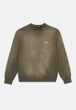 Sweat-shirt vert olive à col rond avec manches longues et petit texte orange et blanc "DSQUARED2 Heritage" sur la poitrine gauche.