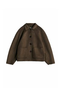 Hnedá vlnená bunda s golierom, štyrmi čiernymi gombíkmi po celej prednej strane a dvoma veľkými nášivkovými vreckami v páse.