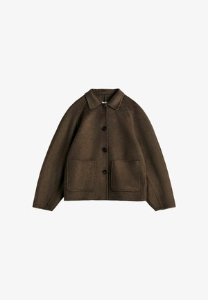 Hnědá vlněná bunda s límcem, čtyřmi černými knoflíky vpředu a dvěma velkými našitými kapsami v pase.