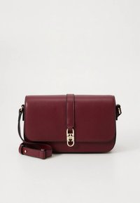 Sac bandoulière en cuir bordeaux avec rabat pliant, ferrures dorées et bandoulière amovible. Texture lisse avec une fermeture fonctionnelle.