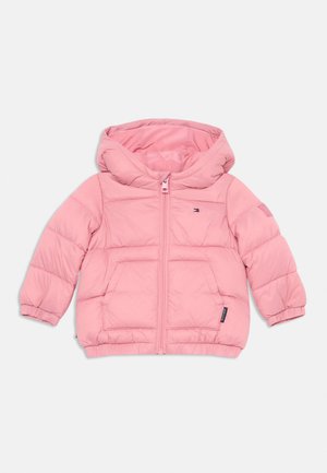 Puffete rosa jakke med hette, frontglidelås og to sidelommer. Har elastiske mansjetter og et logopatch på låret. Myk stofftekstur.