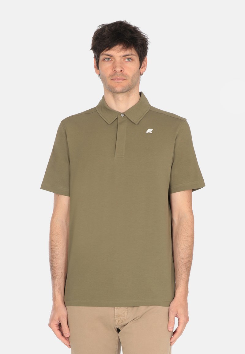 Polo verde oliva in cotone liscio, con colletto a punta, maniche corte e un piccolo logo bianco sul petto.