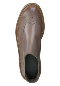 Braune Leder-Brogue-Schuhe mit durchbrochenen Details, elastischen Seitenpaneelen und einer kontrastierenden hellbraunen Sohle. Glatte Textur insgesamt.