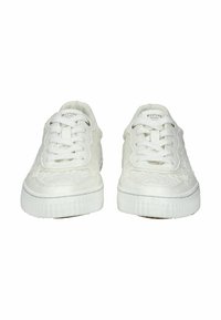 Sneakers bianche con un design testurizzato, punta rotonda, chiusura con lacci e una suola spessa bianca. Branding visibile sulla linguetta.