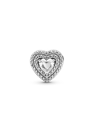 Pendente a forma di cuore in argento caratterizzato da tre cuori sovrapposte, decorate con cristalli trasparenti e un gemma centrale a forma di cuore sfaccettata.
