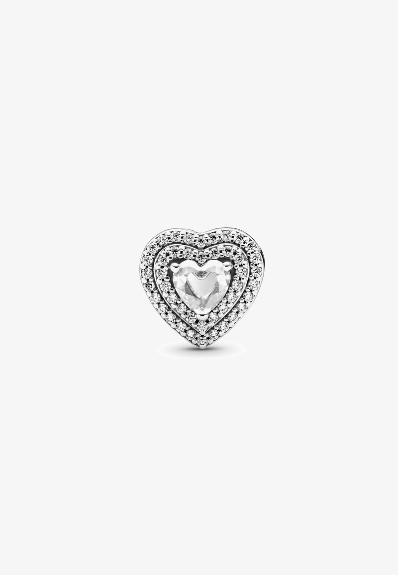 Pendente a forma di cuore in argento caratterizzato da tre cuori sovrapposte, decorate con cristalli trasparenti e un gemma centrale a forma di cuore sfaccettata.