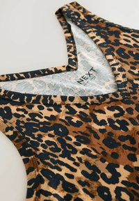 Ärmelloses Kleid mit Leopardenausdruck in Braun und Schwarz. Weicher Stoff mit V-Ausschnitt und kontrastierendem schwarzen Saum an den Kanten.