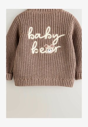 Brun strikket sweater med ribbet struktur. Bagsiden har broderet "baby bear" i cremefarve og en illustration af en bjørneansigt.