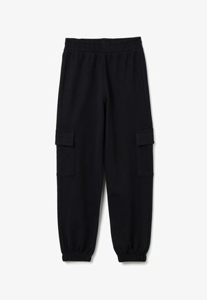 Pantalones de chándal negros hechos de una tela suave, con una cintura elástica, dos bolsillos laterales tipo cargo y puños fruncidos en los tobillos.