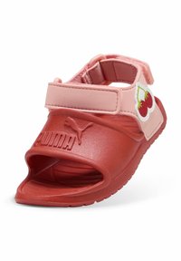 Roza in rdeča natikača za obuvanje z ježkom, iz umetnega usnja, z odprtim prstom, ki ima grafiko češnje in Puma logotip.