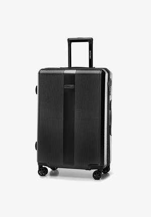 Valise rigide noire avec un revêtement strié, poignée extensible, quatre roulettes et une poignée latérale. Comprend une plaque logo à l'avant.
