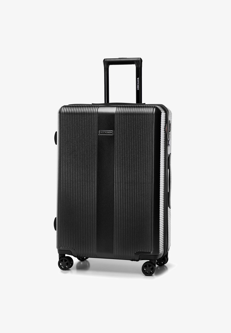 Schwarzer Hartschalenkoffer mit gerippter Textur, ausziehbarem Griff, vier Rädern und einem seitlichen Griff. Verfügt über ein Logoplatte an der Vorderseite.