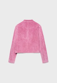 Rosa Wildlederjacke mit langen Ärmeln, geradem Saum und Nahtdetail in der Mitte des Rückens vor hellem, schlichtem Hintergrund.