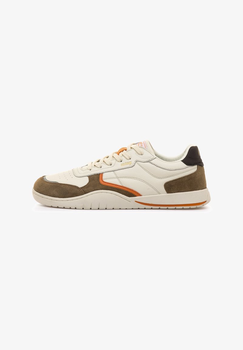 Beiger Sneaker mit Wildleder-Akzenten in Dunkelbraun und Orange. Runde Zehenpartie, Schnürverschluss und strukturierte Gummisohle. Minimalistisches Design.
