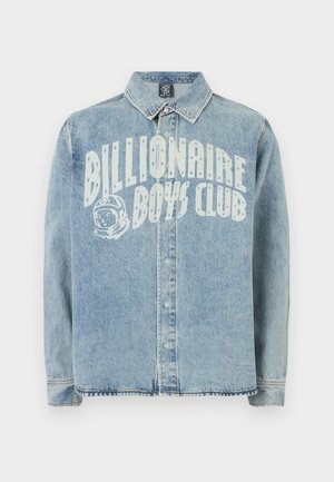 Gaiši zila džinsa jaka ar pogu aizdari priekšpusē, apkakli un uz krūtīm "Billionaire Boys Club" balts teksts ar astronauta ķiveres grafiku.