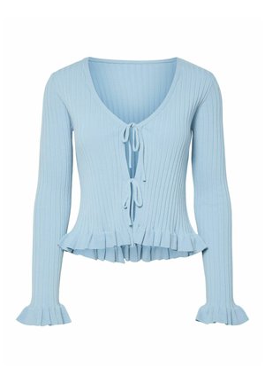 Cárdigan de punto acanalado en azul claro, con mangas largas, puños y dobladillo con volantes, y dos cierres frontales con lazos.