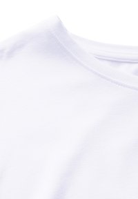 T-shirt bianco in cotone con una texture liscia e scollo rotondo. Presenta dettagli di cucitura discreti lungo i bordi.
