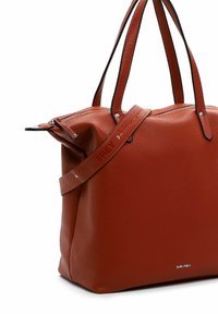 Rote Ledertasche mit strukturierten Oberfläche, doppelten Griffen, verstellbarem Gurt, silbernen Beschlägen und offener Reißverschlussöffnung.